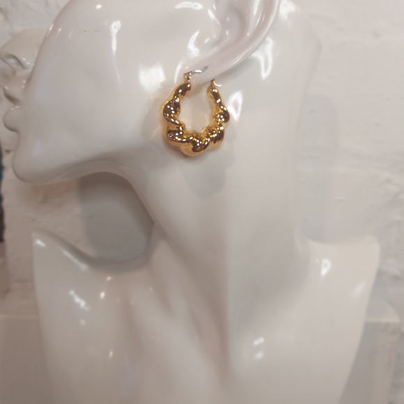 24k GOLD PLATED LIGHT WEIGHT FASHION HOOP EARRINGS - Picture 6 of 7